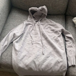 Kashmir hoodie - Hej säljer nu min supersköna hoodie i cashmere. Riktigt skön hoodie i 100% kashmir som passar till alla tillfällen. Vid frågor eller funderingar är det bara att skriva🙏❤️