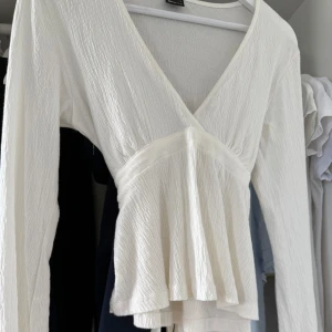 Vit blus - Superfin vit blus från GinaTricot💞Den är i storlek S, är endast provad då den inte kommit till användning för den passar inte mig tyvärr. 