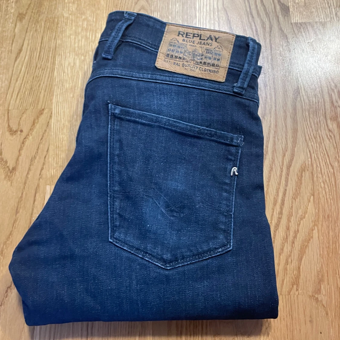 Mörkblå jeans från Replay