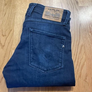 Mörkblå jeans från Replay - Säljer ett par mörkblåa jeans ifrån Replay i modellen Anbass. Storleken är W31 L32. Jeansen är i fint skick. Bara att höra av sig vid frågor!