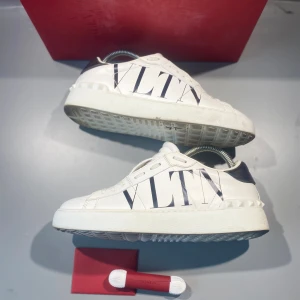 Valentino skor - Hej! Säljer nu mina skor från märket Valentino, storlek 37.5 använt skick, givetvis äkta. Tveka inte på att höra av dig om du har frågor eller funderingar kring skorna! 