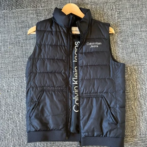 Calvin Klein väst - Calvin Klein väst i super fint skick (använd fåtal gånger). Storlek 14☺️ Nypris 1200:- säljs för 500:-🙌 
