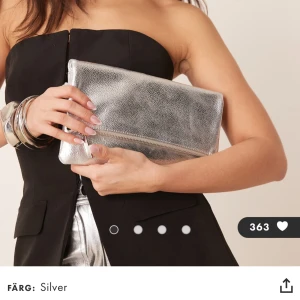 Kuvertväska - Silvrig kuvertväska perfekt för bal! Nypris 459kr från asos. Helt ny och i originalförpackning, kan sälja tillsammans med skorna för paketpris
