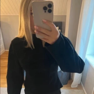 Svart figursydd tröja  - Svart figursydd tröja ifrån Gina, slutsåld online. Den är bara testad så har prislappen kvar.