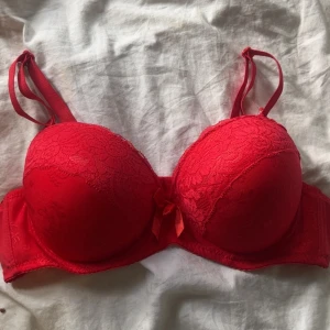 Push up bh röd  - Röd super push up bh, ger galen cleavege men är tyvärr för liten för mig😣köpt på second hand, o pris kan diskuteras!! Har även en likadan i lila🍒 Kuporna är jättetjocka, och skulle uppskatta att storleken är 75c, skulle nog passa b också❕❕