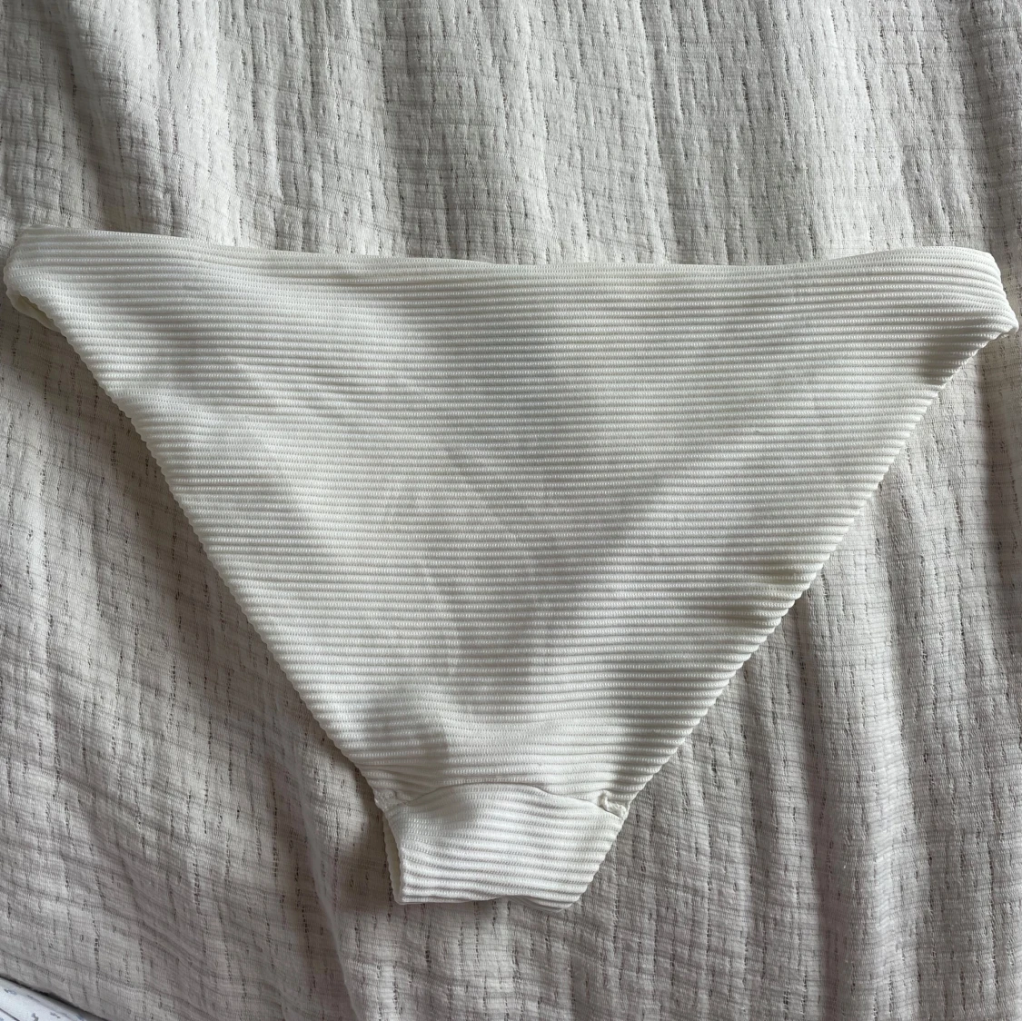 Vit ribbad bikiniunderdel  - 1