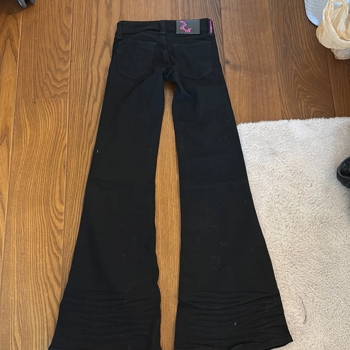 Svarta bootcut jeansbyxor - 1
