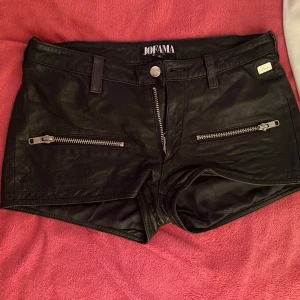 Svarta skinnshorts från Jofama - Köpta på Vinted, fick hem dom idag. Men tyckte inte dom passade mig riktigt, så säljer vidare