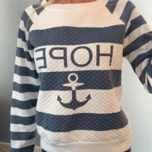 Randig sweatshirt med HOPE-tryck och ankare - XS/S