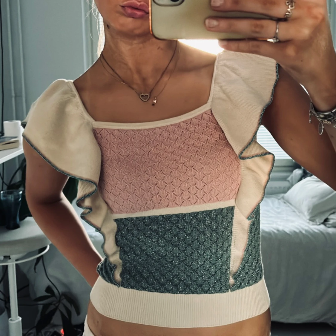 stickad topp med volanger - 2