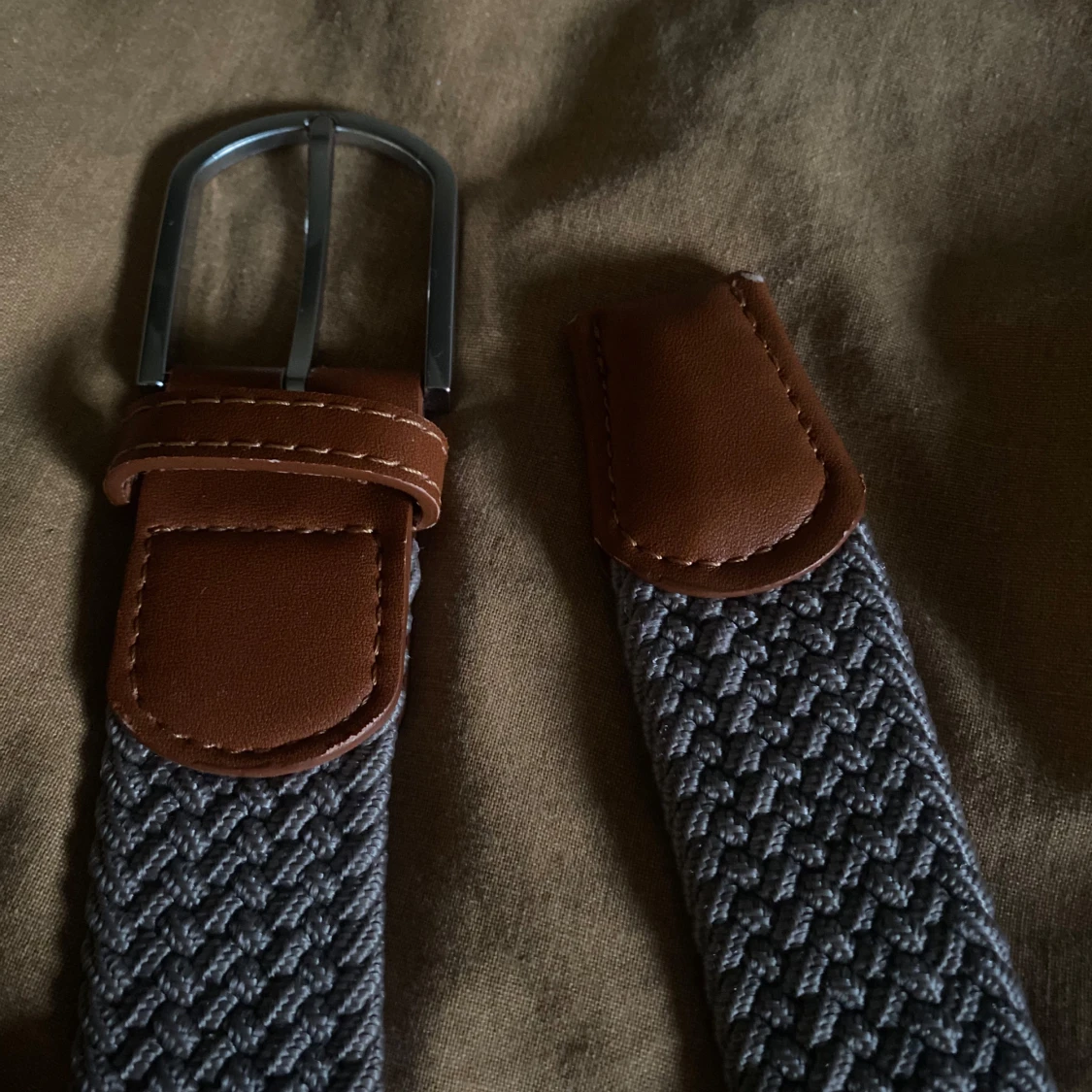 Grått flätat bälte med bruna skinn-detaljer - 1