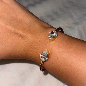 Caroline Svedbom armband  - Jättefint Caroline Svedbom armband, armbandet har tappat lite färg på insidan men igen som syns! Tyvärr har jag inte kvar boxen till armbandet