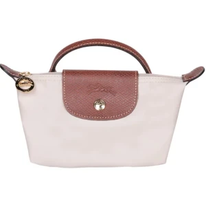 Beige handväska från Longchamp - Säljer en beige handväska från Longchamp med bruna skinnhandtag och lock. 💕💗 jag har även ett långt strap så att man kan ha den cross body💗 använd vid ett tillfälle, köpt för 1600kr med bandet