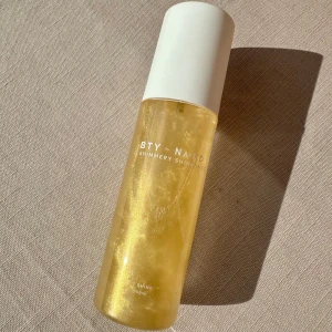 Shimmer body spray  - En body spray med guld i sig. Passar perfekt till sommaren för att se extra solkysst ut! Är otroligt fin på, säljer endast för att jag äger för många! 