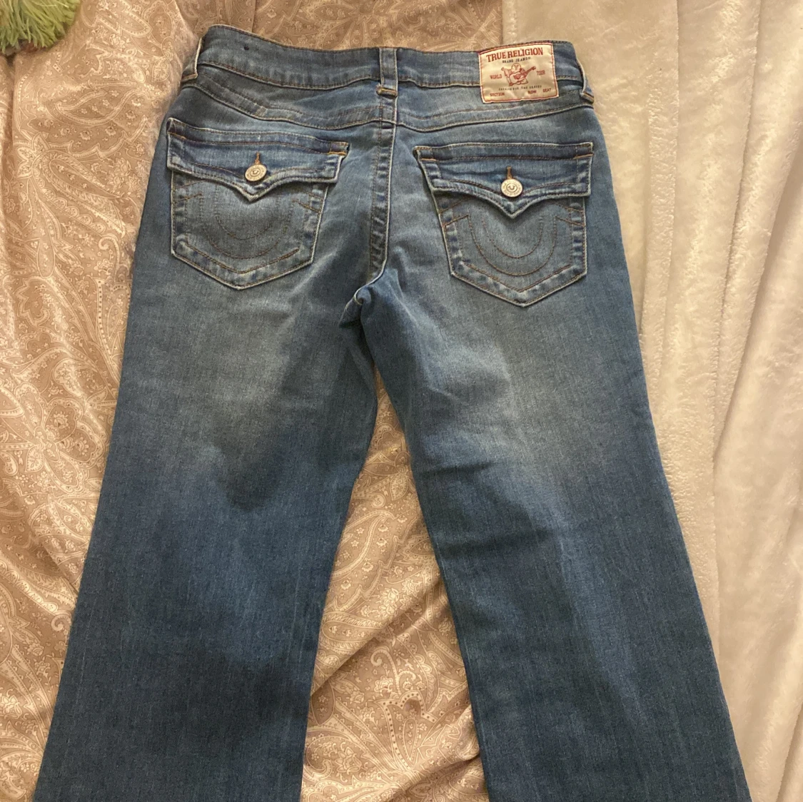 Blå bootcut jeans från Becca