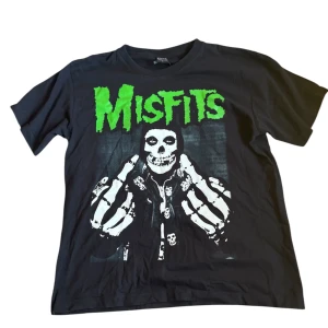 Rare misfits boxy tshirt  - Sällsynt misfits tshirt, Storlek L med snygg boxy fit. Print fram&bak. Överlag i svinbra skick!