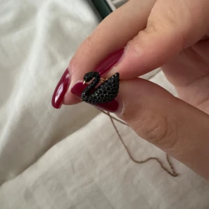 Swarovski svan halsband  - Svart svan halsband från Swarovski! Längst ner har den traskat sig lite!