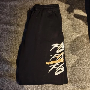 Jordan Byxor - Bra skick förrutom att byxan har ett pitti litet hål i knät annars inget dåligt. 163-175 cm XL 13-15 År. Bra pris pga att orginal priset är 600 Kr. Btw det dära hålet ser ni på bild 4