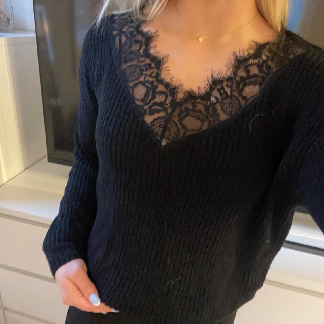 Svart stickad tröja från Amisu