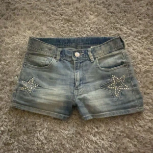 Jeansshorts med stjärndetaljer - Jag säljer dessa super fina jeans shortsen med snygga stjärn detaljer på fram- och baksidan! Dem är sååå sköna och perfekta nu till sommaren!💞Köp nu, jag postar snabbt! Skriv till mig om du har fler frågor!💓💓 