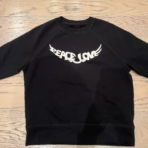 Zadig & Voltaire tröja - Helt oanvänd svart Zadig & Voltaire sweatshirt med prislapp kvar. 