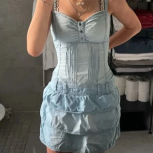 Ljusblå jeansklänning med knappar - Supersnygg ljusblå jeansklänning med smala axelband och knappar framtill. Perfekt för sommardagar och enkel att styla. Kom privat för fler bilder💞