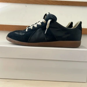 Maison Margiela Gats mörkblå - Säljer dessa feta MM gats i storlek 42 (passar 43) bra skick använda ett antal gånger men har mycket att ge skriv för mer bilder osv box fås med 