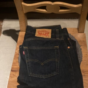Levi’s Jeans - Levi’s 555, 96’. Mörkblåa snygga jeans med en relaxed passform. Har inte använts särskilt mycket men är i princip ny skick på dem. Köpta nya för ca 700kr på Zalando.