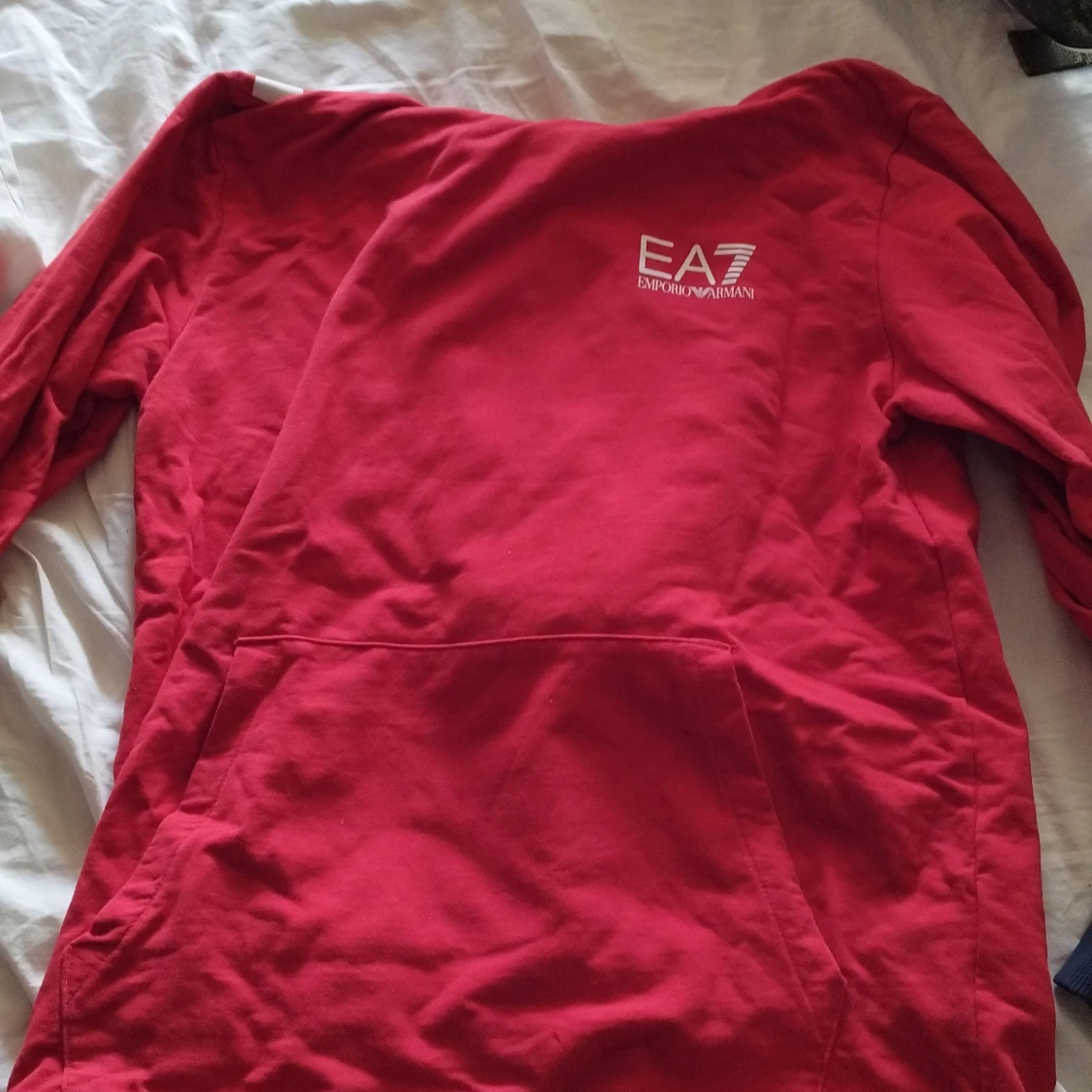 Röd hoodie från Emporio Armani EA7