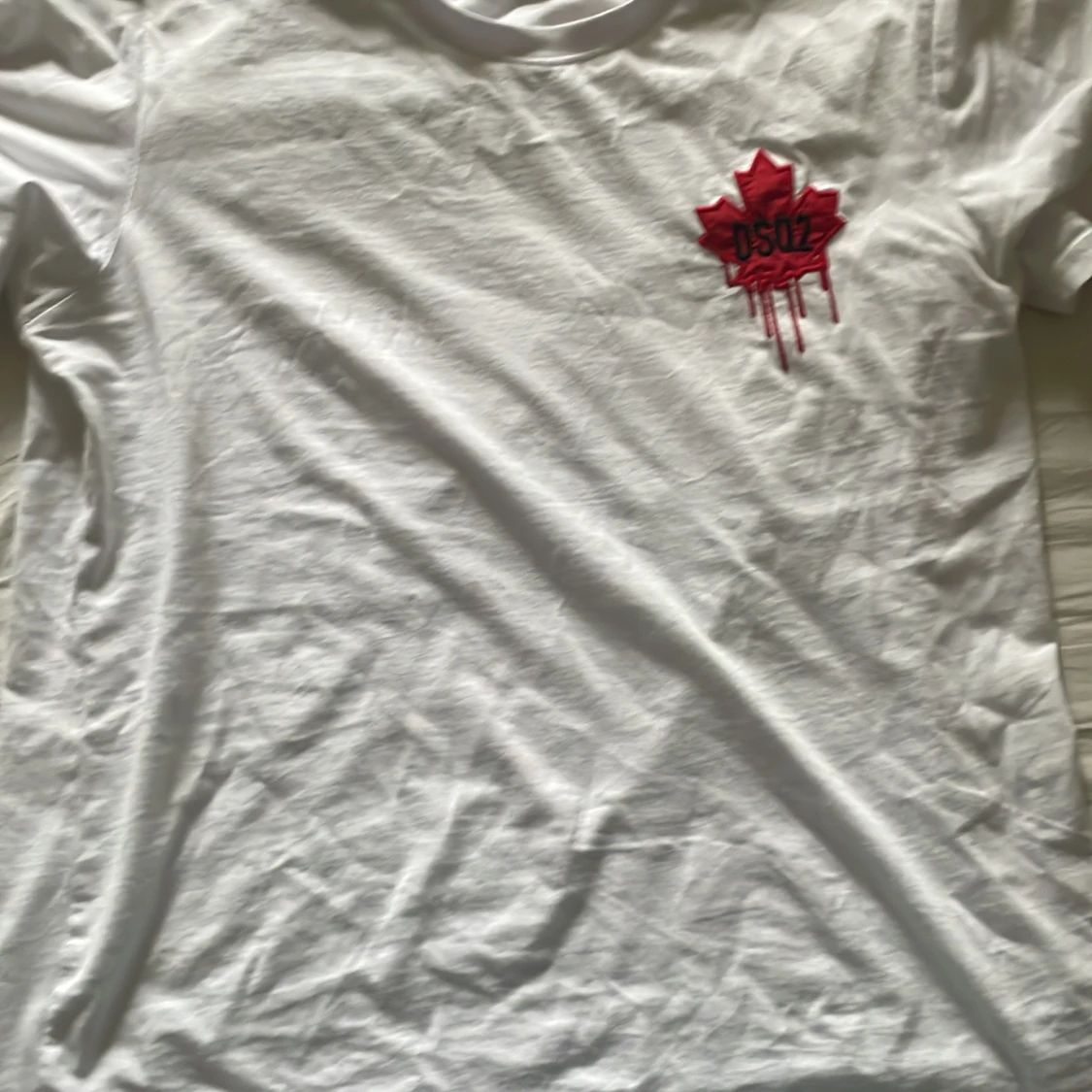 Vit t-shirt med röd lönnlövstryck