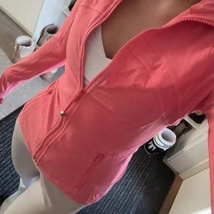 Lululemon define jacket - Jättefin rosa färg som inte säljs längre storlek 4 som motsvarar xs men ganska stor i storleken🥰nypris 1300 köpt för ca halvår sen men sparsamt använt 