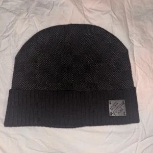 Svart rutig mössa  - Den är ny skick, skriv för mer frågor.