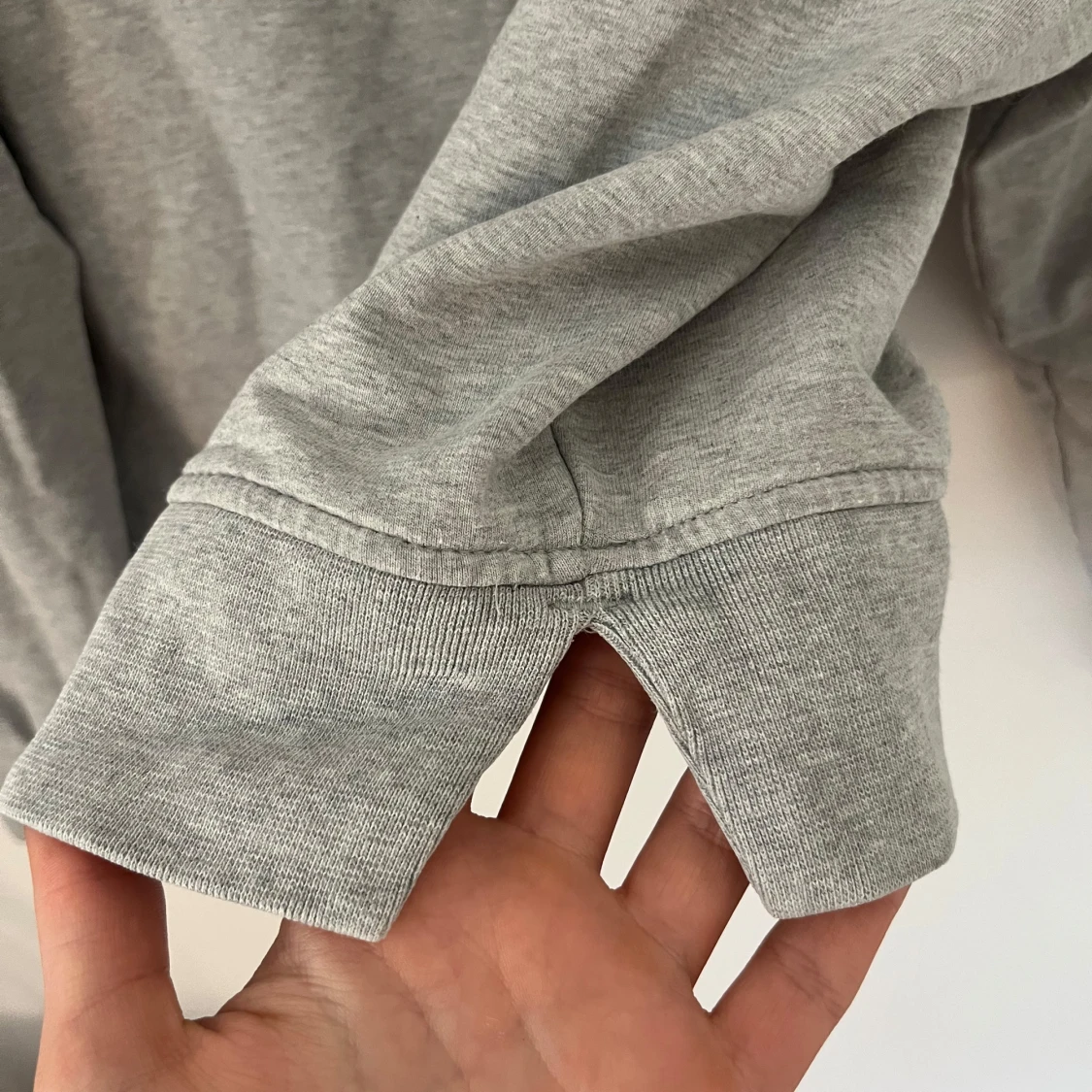 Grå hoodie från Stronger - 3