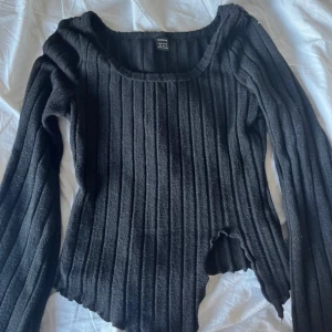 Svart långärmad tröja med slits - Säljer den här jättefina urringade tröjan från Shein i storlek xs som har används max 5 gånger. Tröjan har svallande ärmar och en slits. Nypris 89kr. 