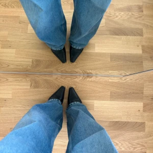 Svarta boots med klack och spetsig tå - Svarta boots i läder med medelhög klack och spetsig tå. Stilrena, trendiga men framförallt en bekväm design❤️Passar till allt! Inköpta för några månader sen för 1800kr, i använt men väldigt bra skick!  