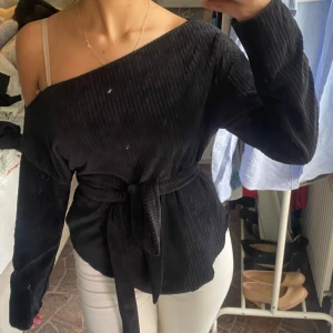 Svart ribbad tröja med bälte - Säljer en svart ribbad tröja med bälte i midjan Storlek M men passa även S 