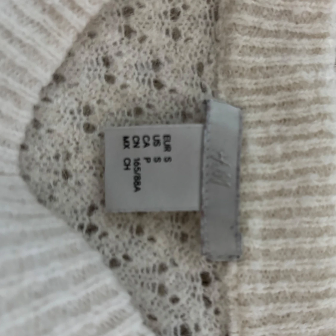 Vit croppad stickad tröja från H&M - 2