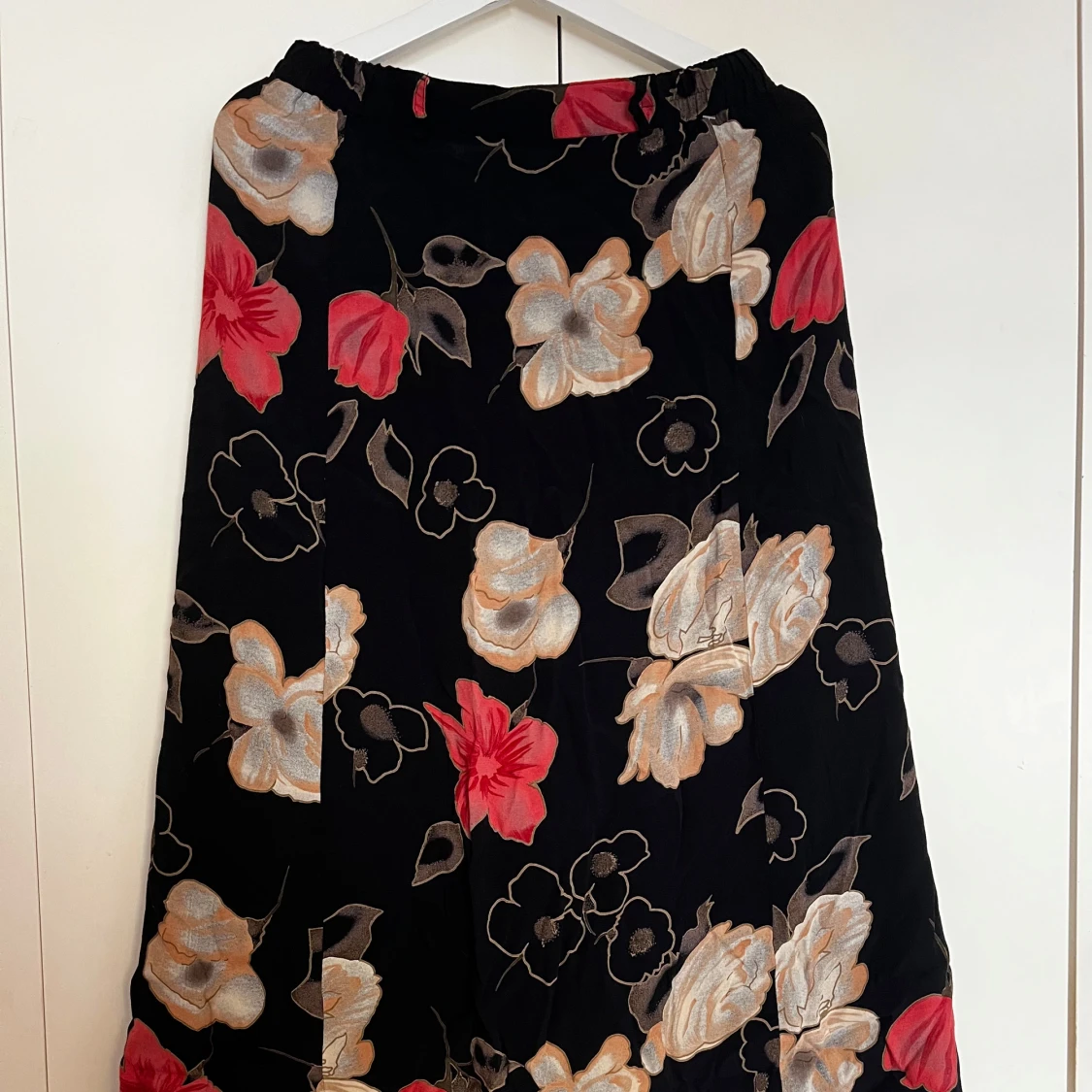 Svart blommig långkjol - 1