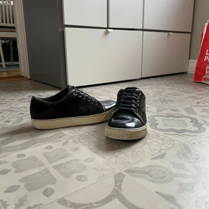 Lanvin uk8  - Tja! Säljer nu dessa riktigt feta Lanvins cap toe. Skorna är i fint skick 8/10, sparsamt använda! Skorna är i storlek UK8 vilket är runt 41-42.     Priset går att diskutera💯     Inget OG ingår!   Är även tillgänglig för BYTEN, gärna Loubs!!!!   Skriv vid andra funderingar!       //Alve