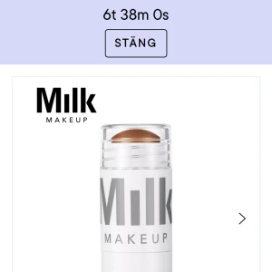 Milk Makeup bronzer stick - Bronzer stick från Milk Makeup i en smidig stiftform. Färgen är varm brun och passar perfekt för att ge ansiktet en solkysst look. Enkel att applicera och blenda tack vare den krämiga formulan. Perfekt att ha med i väskan.