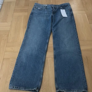 Blå jeansbyxor low rise straight från Zara - Säljer ett par klassiska blå jeansbyxor från Zara med låg midja och raka ben. Modellen heter Low Rise Straight och är strl 40 i midjan (obs: väldigt liten i storleken) jag är normalt strl 38-40 i jeans och dessa gick knappt på. 