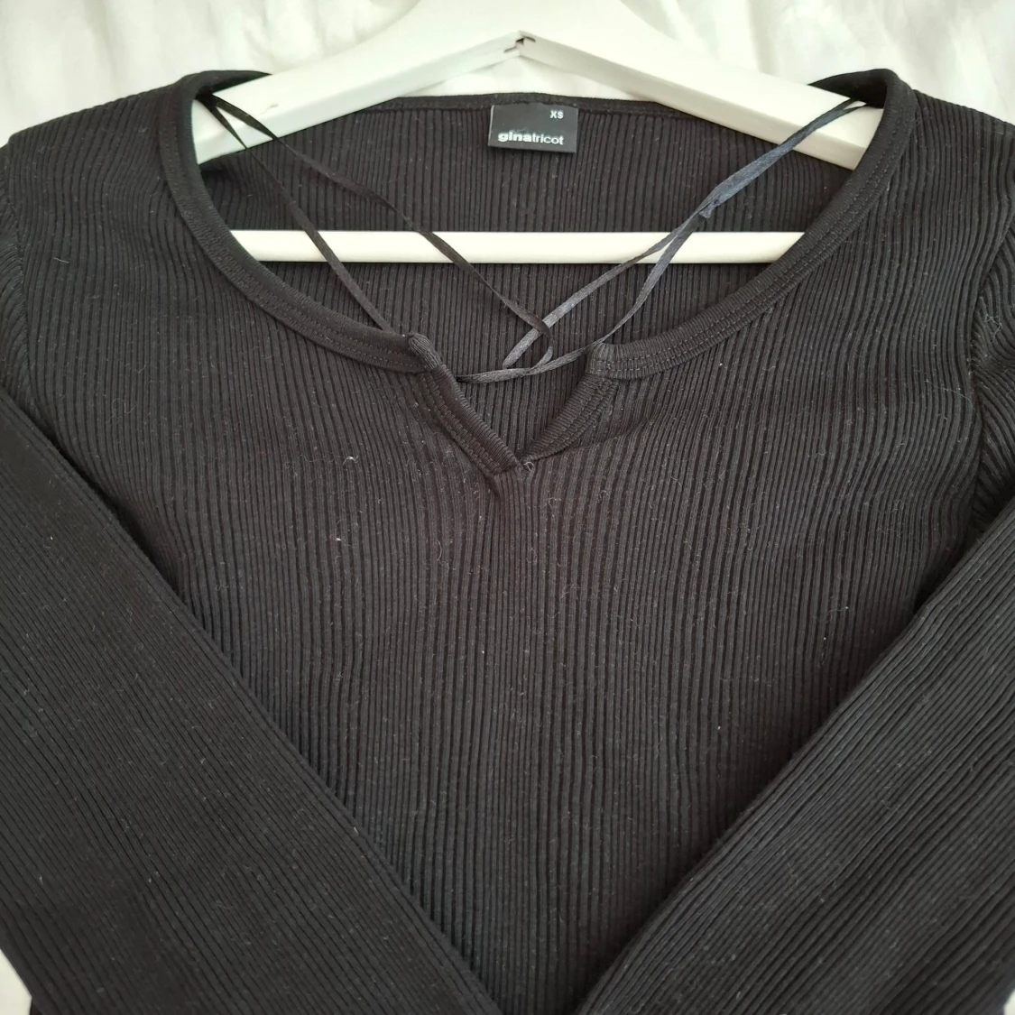 Svart ribbad tröja med snörning från Gina Tricot - 1