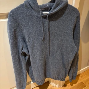 Grå hoodie från Dressmann - Säljer en snygg stickad hoodie från Dressmann. Färgen är blå och är i storlek M i mycket bra skick. Skriv privat för funderingar!