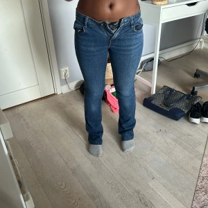 Blå bootcut jeans - Snygga blå bootcut jeans!