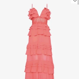 Rosa volangklänning med spetsdetalj - Intressekontroll av denna jätte fina balklänningen från true decadence. Kom med bud, kan också hyra ut klänningen (beror på tillfälle)