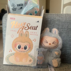 Have A Seat Labubu samlarfigur - Labubu från serien have a seat, karaktären Hehe, som är grå, köpare står för frakten 