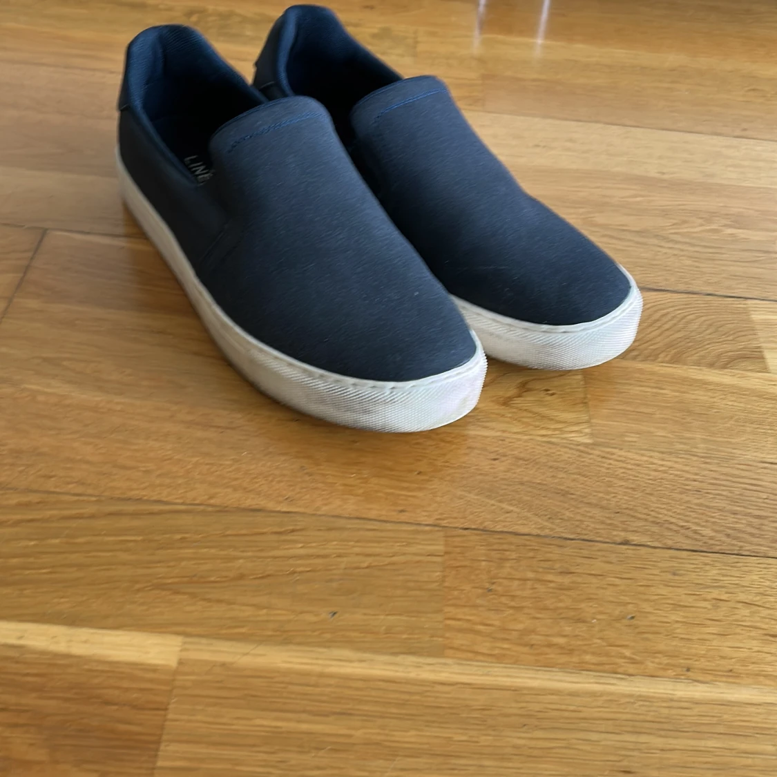 Mörkblå slip-on sneakers från Linear - 1