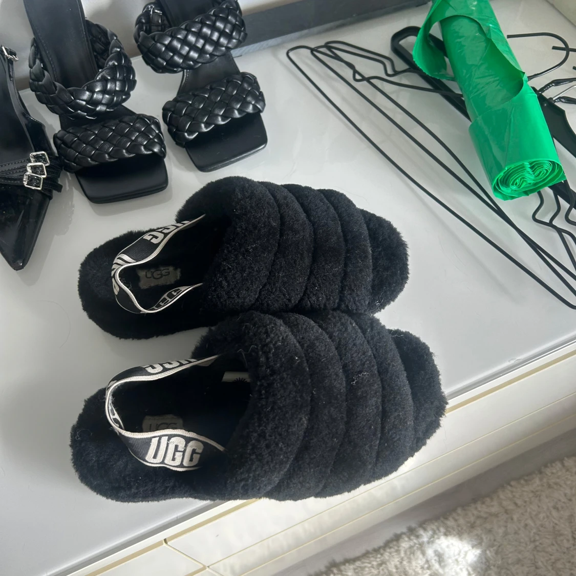 Svarta fluffiga sandaler från UGG - 2