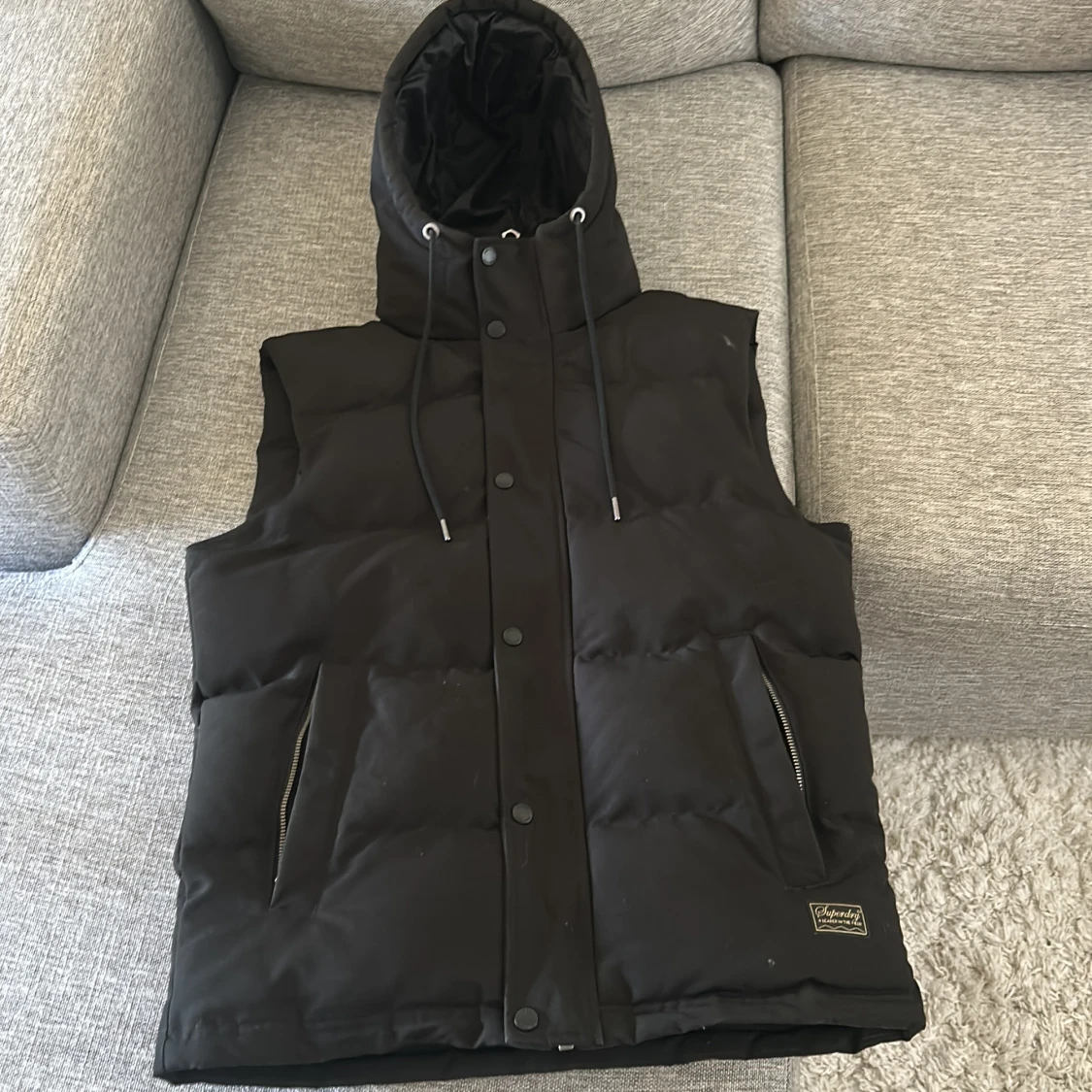 Svart pufferväst med huva från Superdry - 2