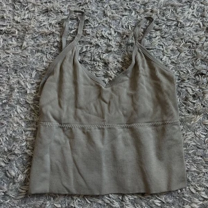 Beige träningstopp med öppen rygg  - Säljer en beige träningstopp med öppen rygg 🤍